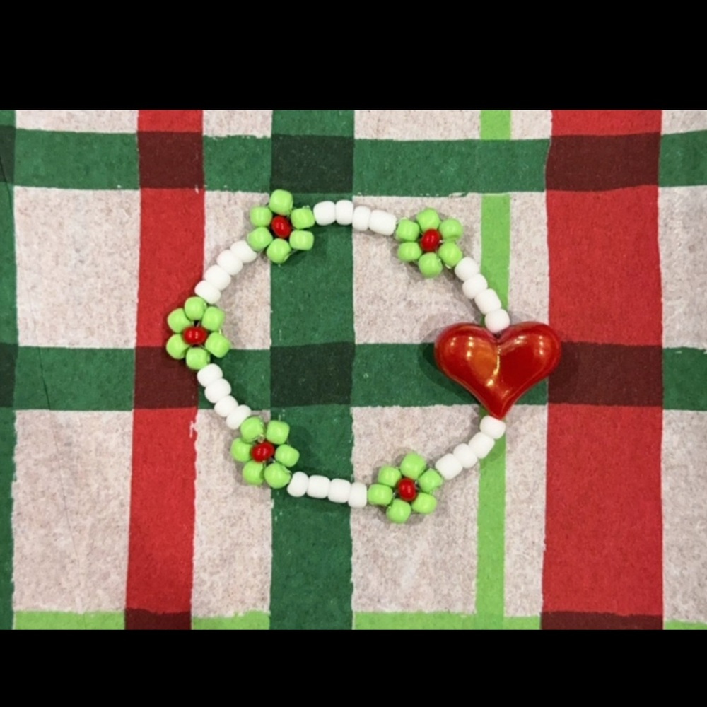 Grinch beaded bracelet